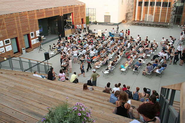 Strelka Institute Lecture at the Courtyard of the School : Photo © Strelka Institute
