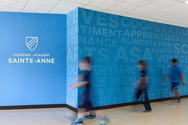 Sainte-Anne Academy Hallway & values wall : Photo credit © Maxime Brouillet