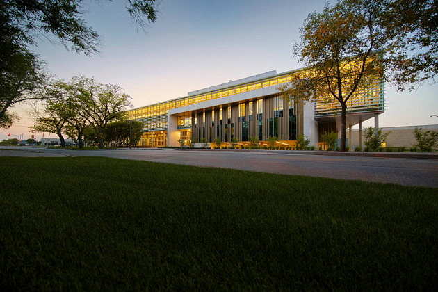 Active Living Centre at the University of Manitoba by Cibinel Architecture and Batteriid Architects : Photo © Jerry Grajewski