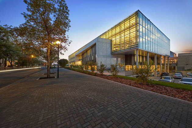 Active Living Centre at the University of Manitoba by Cibinel Architecture and Batteriid Architects : Photo © Jerry Grajewski