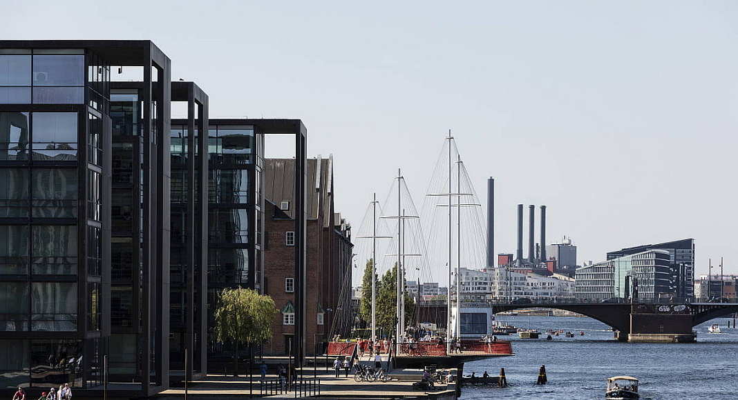 Olafur Eliasson Cirkelbroen, 2015 25 x 19.6 x 39.3 m Christianshavns Kanal, Copenhagen, 2015 : Photo: Anders Sune Berg, for Nordea-fonden A gift from Nordea-fonden to the city of Copenhagen © Olafur Eliasson