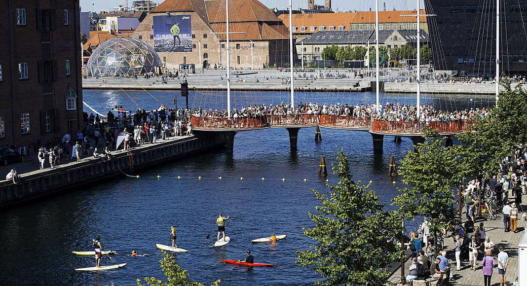 Olafur Eliasson Cirkelbroen, 2015 25 x 19.6 x 39.3 m Christianshavns Kanal, Copenhagen, 2015 : Photo: Søren Svendsen, for Nordea-fonden A gift from Nordea-fonden to the city of Copenhagen © Olafur Eliasson