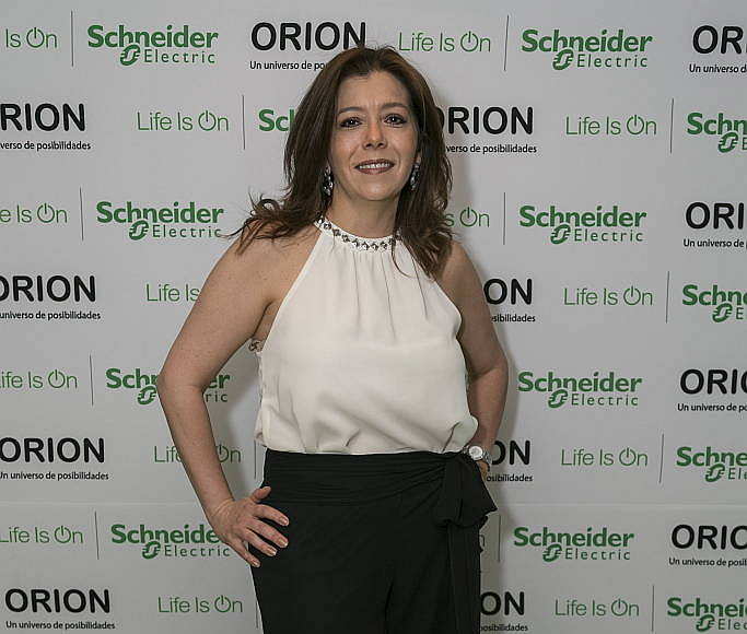 Diseñadora Tanya Moss durante el lanzamiento de la línea Orion de Schneider Electric México en el Foro Masaryk : Fotografía © Schneider Electric México