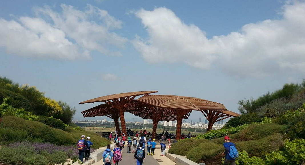 Hiriya Landfill Rehabilitation, Tel Aviv, Israel, since 2004, School class visiting Hiriya on its way to the Belvedere : Photo ©ParkArielSharon