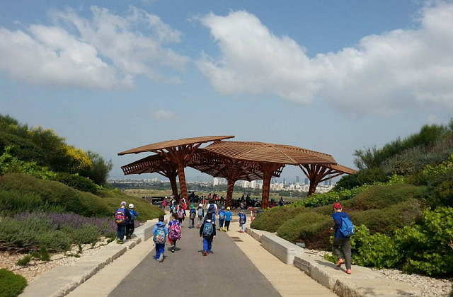 Hiriya Landfill Rehabilitation, Tel Aviv, Israel, since 2004, School class visiting Hiriya on its way to the Belvedere : Photo ©ParkArielSharon