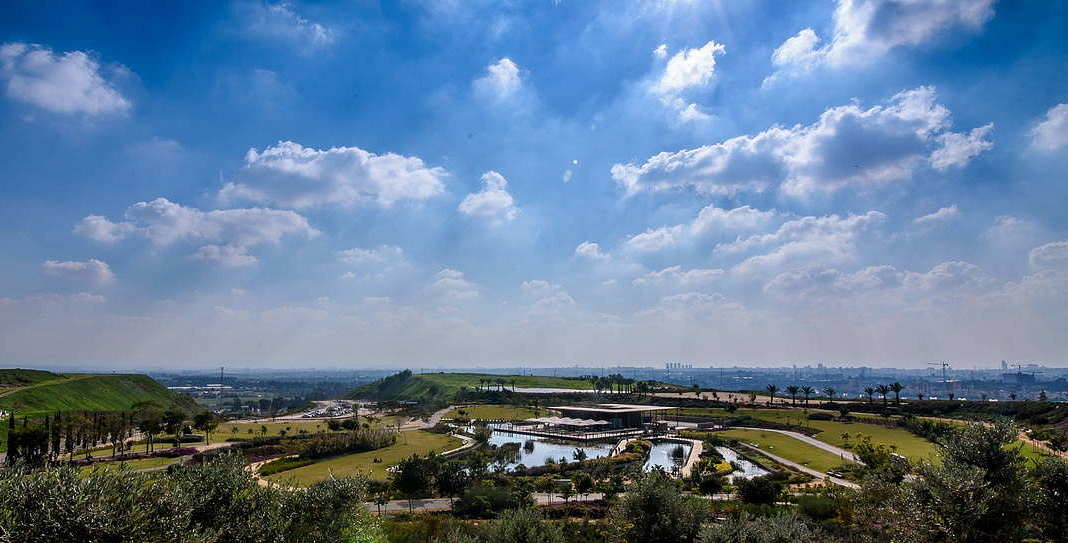 Hiriya Landfill Rehabilitation, Tel Aviv, Israel, since 2004, The core of Hiriya - Oasis, framed by the plateau : Photo © Kobi Li