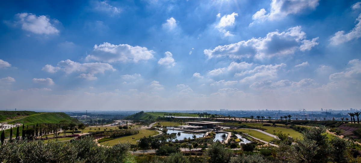 Hiriya Landfill Rehabilitation, Tel Aviv, Israel, since 2004, The core of Hiriya - Oasis, framed by the plateau : Photo © Kobi Li