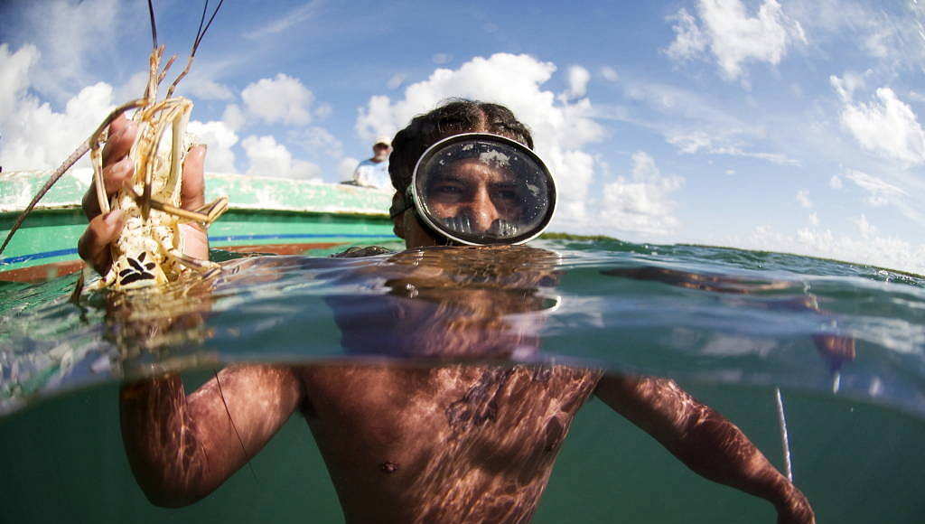 A man fishes for conch and lobsters in Belize : Photo © Antonio Busiello / WWF-US