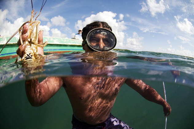 A man fishes for conch and lobsters in Belize : Photo © Antonio Busiello / WWF-US