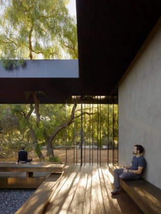 The courtyard provides visitors the ability to experience the adjacent oak grove within the protection of the three-sided courtyard : Photo credit © Matthew Millman