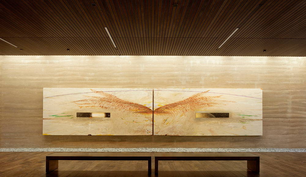 Nathan Oliveira’s “The Windhover I A and I B” diptych. The mix design and texture of the rammed earth were carefully calibrated to complement the paintings : Photo credit © Matthew Millman