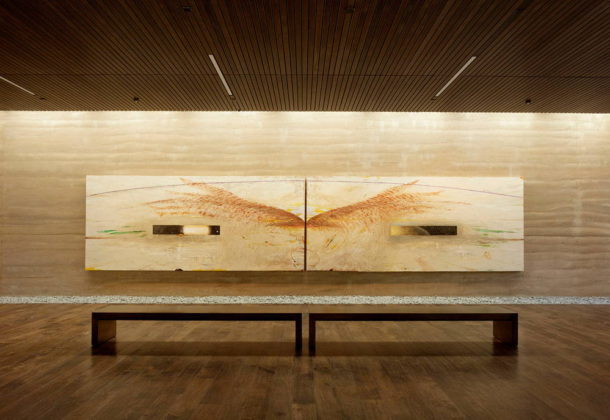 Nathan Oliveira’s “The Windhover I A and I B” diptych. The mix design and texture of the rammed earth were carefully calibrated to complement the paintings : Photo credit © Matthew Millman