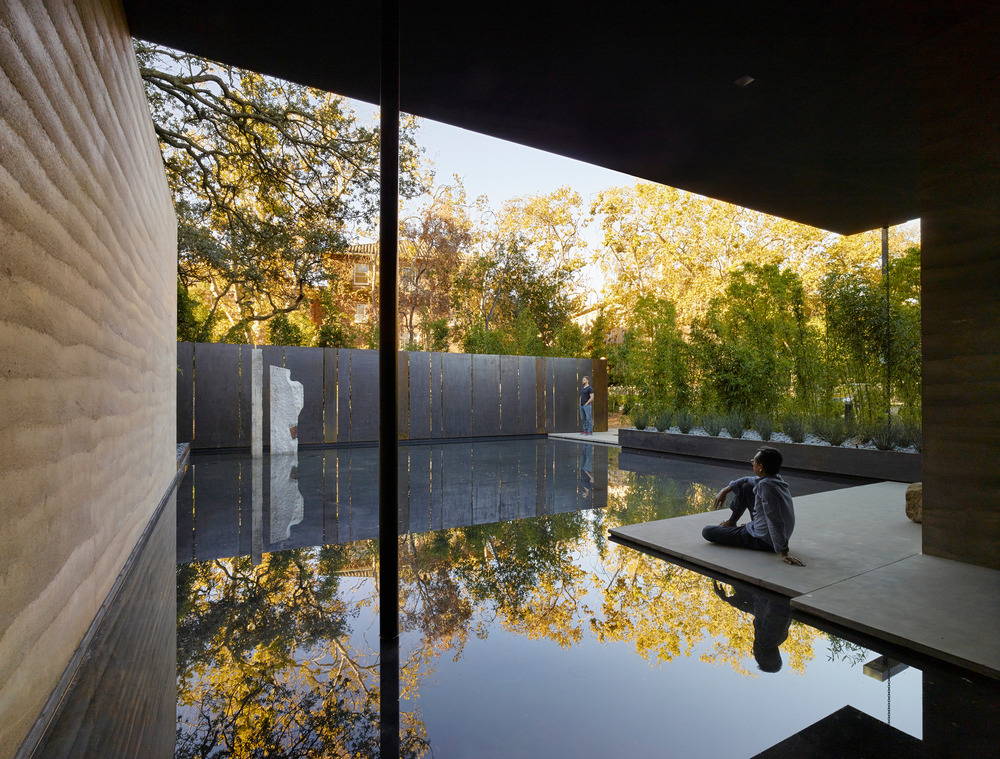 Water, in conjunction with landscape, is used throughout as an aid for contemplation; fountains within the main gallery and the courtyard provide ambient sound while a still reflecting pool to the south reflects the surrounding trees : Photo credit © Matthew Millman