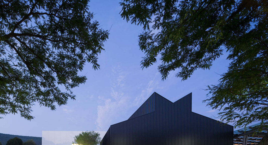 Vista de la Sala de Arte y Diseño Contemporáneo, incluyendo el edificio de la galería y el Anfiteatro Hot Shop : Photo © Iwan Baan