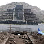 Inicio del proceso de excavación del canal norte, altar central : Foto © Proyecto Estructura A, Plaza de la Luna, Teotihuacán, INAH