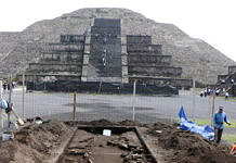 Inicio del proceso de excavación del canal norte, altar central : Foto © Proyecto Estructura A, Plaza de la Luna, Teotihuacán, INAH