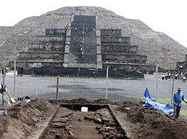 Inicio del proceso de excavación del canal norte, altar central : Foto © Proyecto Estructura A, Plaza de la Luna, Teotihuacán, INAH
