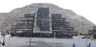 Inicio del proceso de excavación del canal norte, altar central : Foto © Proyecto Estructura A, Plaza de la Luna, Teotihuacán, INAH