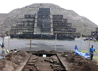 Inicio del proceso de excavación del canal norte, altar central : Foto © Proyecto Estructura A, Plaza de la Luna, Teotihuacán, INAH