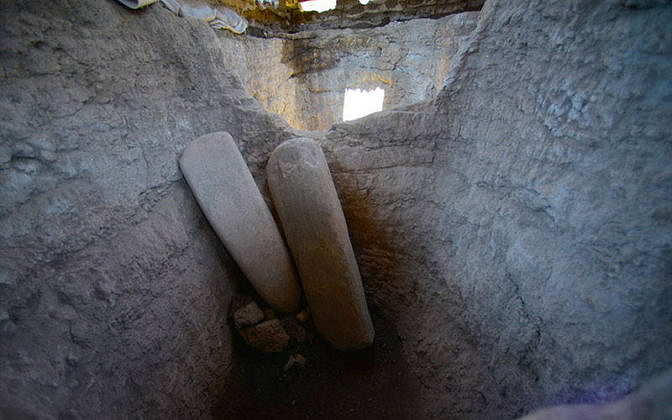 Arqueólogos del INAH han registrado fosas en cuyo interior se hallan estelas lisas de piedra verde : Foto © Melitón Tapia INAH