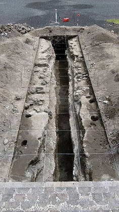 Vista general del canal localizado en el flanco norte del altar central : Foto © Proyecto Estructura A, Plaza de la Luna, Teotihuacán, INAH