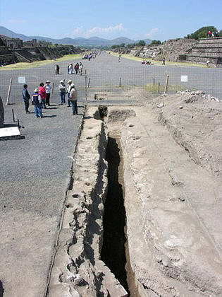 Vista general del canal sur desde la escalinata sur del altar central : Foto © Proyecto Estructura A, Plaza de la Luna, Teotihuacán, INAH