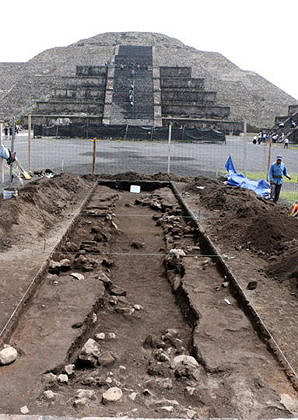 Inicio del proceso de excavación del canal norte, altar central : Foto © Proyecto Estructura A, Plaza de la Luna, Teotihuacán, INAH