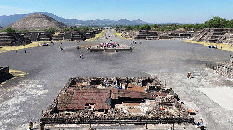 Los trabajos de exploración se llevan a cabo en la Plaza de la Luna : Foto © Melitón Tapia INAH