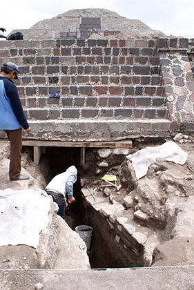 Proceso de excavación del canal sur, altar central : Foto © Proyecto Estructura A, Plaza de la Luna, Teotihuacán, INAH
