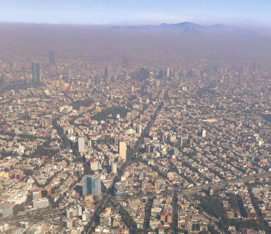 Contaminación en la Ciudad de México : Photo © Wikipedia