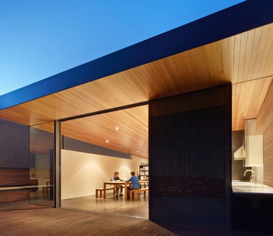 Hybrid Design upper floor addition by Terry & Terry Architecture : Photo © Bruce Damonte