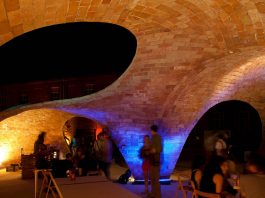 Vista Interior Nocturna de Brick-topia : Photo credit © Manuel de Lózar y © Paula López Barba