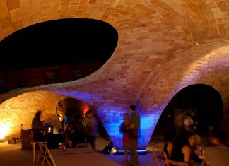 Vista Interior Nocturna de Brick-topia : Photo credit © Manuel de Lózar y © Paula López Barba