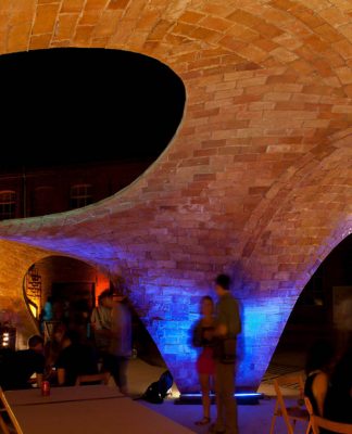 Brick-topia creado por Map13 Barcelona, gana el Premio WAN Temporary Small Spaces Award 2015 Vista Interior Nocturna de Brick-topia : Photo credit © Manuel de Lózar y © Paula López Barba