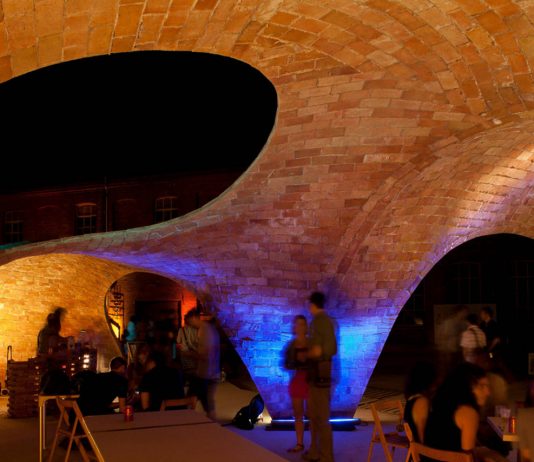 Vista Interior Nocturna de Brick-topia : Photo credit © Manuel de Lózar y © Paula López Barba
