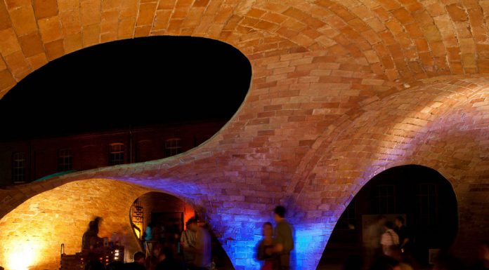 Vista Interior Nocturna de Brick-topia : Photo credit © Manuel de Lózar y © Paula López Barba