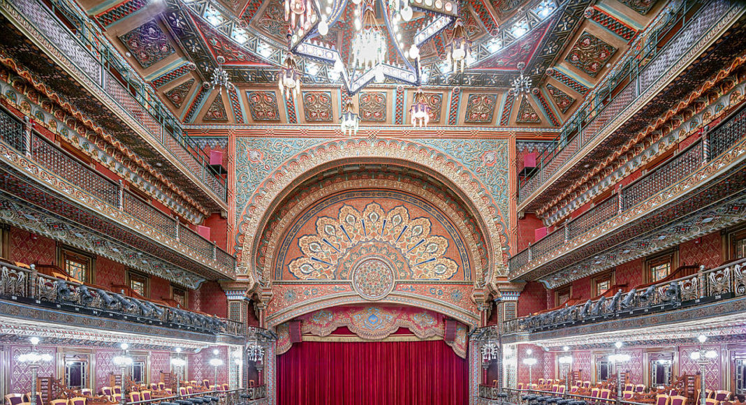 Candida Höfer Teatro Juárez Guanajuato 2015 C-Print 180 x 223 cm. : Photo © Candida Höfer