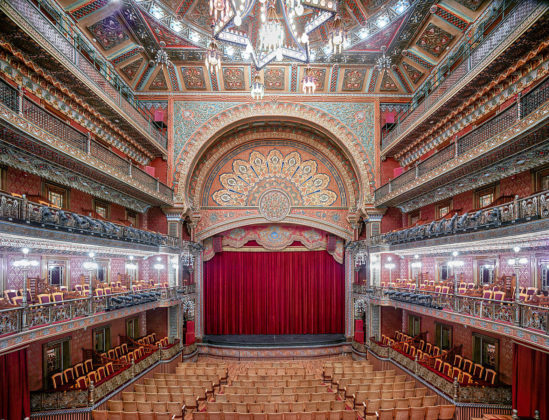 Candida Höfer Teatro Juárez Guanajuato 2015 C-Print 180 x 223 cm. : Photo © Candida Höfer