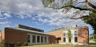 Frente de la Biblioteca Pública en Edgartown : Photo credit © Bob Gothard, courtesy of © Imrey Studio