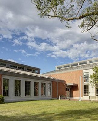 Frente de la Biblioteca Pública en Edgartown : Photo credit © Bob Gothard, courtesy of © Imrey Studio