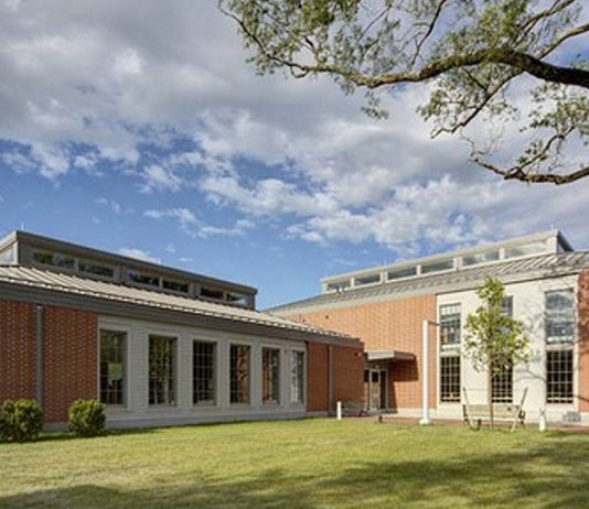 Imrey Studio diseña una nueva Bilbioteca en Martha’s Vineyard Frente de la Biblioteca Pública en Edgartown : Photo credit © Bob Gothard, courtesy of © Imrey Studio