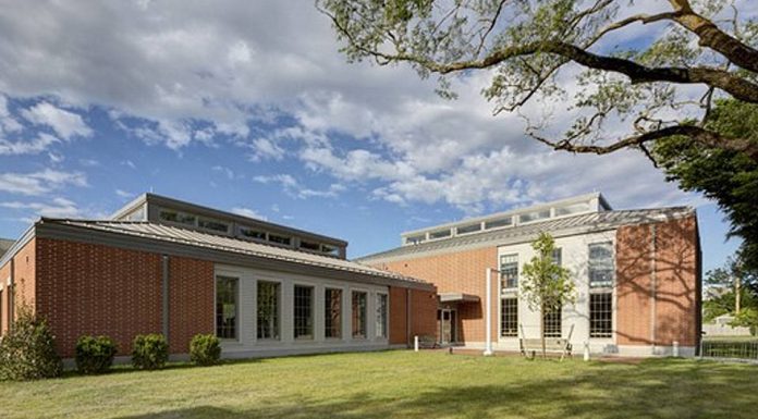 Frente de la Biblioteca Pública en Edgartown : Photo credit © Bob Gothard, courtesy of © Imrey Studio