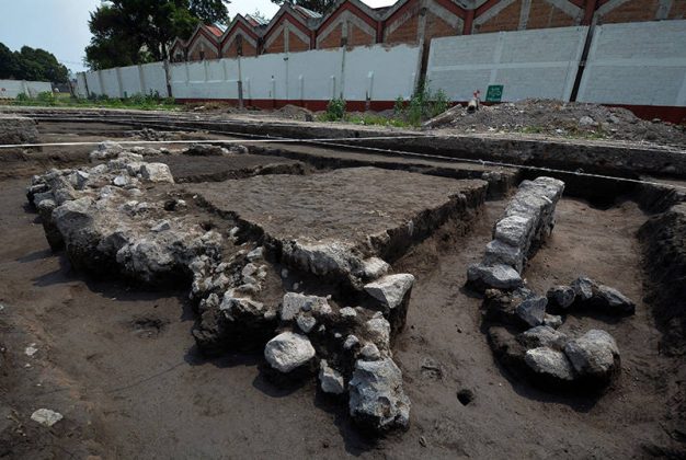 Restos de muros de piedra y orificios que formaron parte de las estacas de madera que sirvieron para contener el núcleo de la chinampa : Foto © Archivo del proyecto DSA-INAH