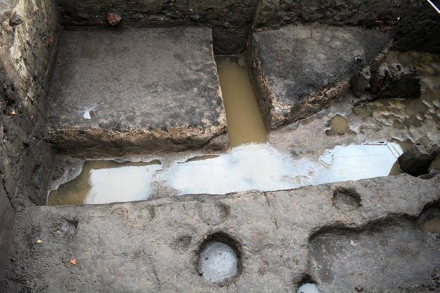 En la parte superior de una chinampa se observan algunos pozuelos que fueron utilizados para la siembra de almácigos : Foto © Archivo del proyecto DSA-INAH