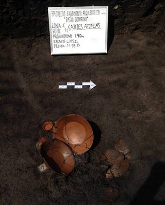 Ofrenda de cerámica Azteca asociada al núcleo de una chinampa : Foto © Archivo del proyecto DSA-INAH