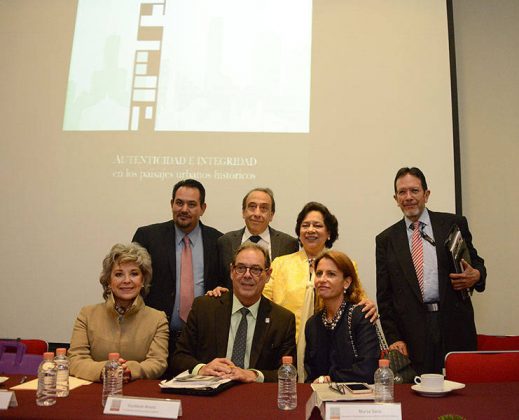 Ernesto Becerril, secretario del ICOMOS Mexicano; Francisco López, director de Patrimonio Mundial del INAH; Teresa Franco, directora general del INAH; Raúl Delgado, director general de Sitios y Monumentos de la Secretaría de Cultura; Graciela Mota Botello, presidenta del ICOMOS Mexicano; Gustavo Araoz, presidente internacional deL ICOMOS, y Nuria Sanz, directora y representante de la oficina de la UNESCO en México, durante la Mesa Redonda Autenticidad e Integridad en los Paisajes Urbanos Históricos : Foto © Héctor Montaño INAH