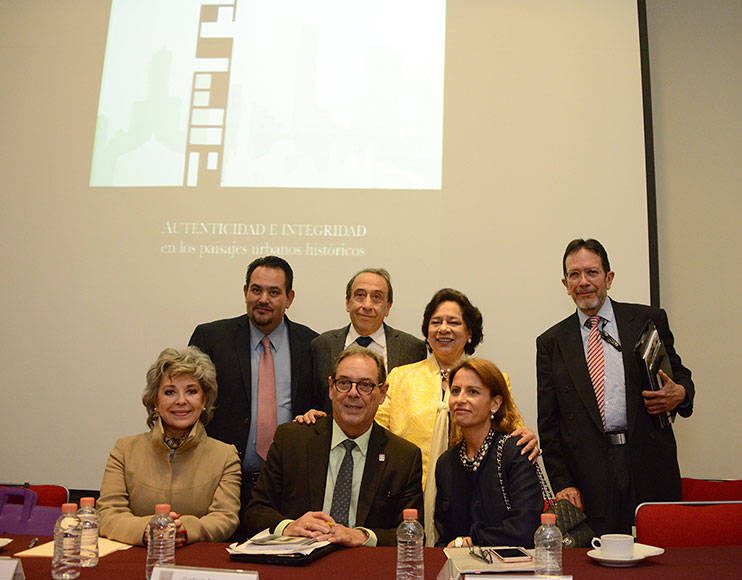 Ernesto Becerril, secretario del ICOMOS Mexicano; Francisco López, director de Patrimonio Mundial del INAH; Teresa Franco, directora general del INAH; Raúl Delgado, director general de Sitios y Monumentos de la Secretaría de Cultura; Graciela Mota Botello, presidenta del ICOMOS Mexicano; Gustavo Araoz, presidente internacional deL ICOMOS, y Nuria Sanz, directora y representante de la oficina de la UNESCO en México, durante la Mesa Redonda Autenticidad e Integridad en los Paisajes Urbanos Históricos : Foto © Héctor Montaño INAH