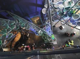 Obra Celtic Dragon en el Atrio en W5 en Belfast, Irlanda : Photo courtesy of © Luckey Climbers LLC