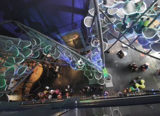 Obra Celtic Dragon en el Atrio en W5 en Belfast, Irlanda : Photo courtesy of © Luckey Climbers LLC