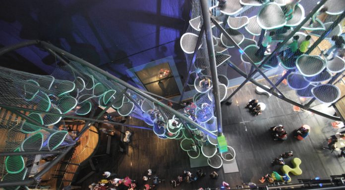 Obra Celtic Dragon en el Atrio en W5 en Belfast, Irlanda : Photo courtesy of © Luckey Climbers LLC